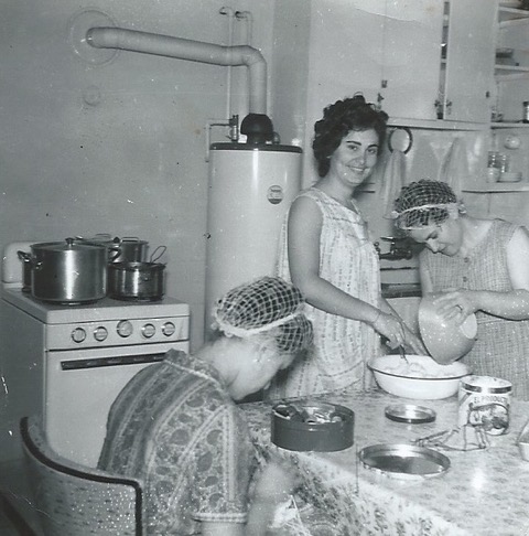 Cohabitation recipes
 Photo from the personal archive of Angie Tzouvelakos. Her mother is shown
in the kitchen along with two other women who prepare food, from the first
period of stay in Montreal and cohabitation with other families
 Source: Immigrec
