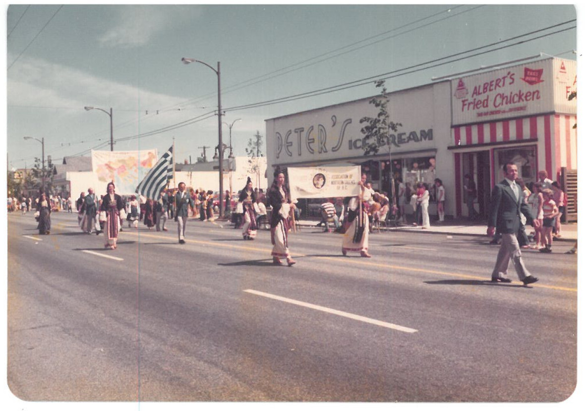 Le premier « Jour grec » de Vancouver  Cliché du defile du premier « Jour Grec » en 1974, à Vancouver. La photo montre le défilé de l’association « Alexandre le Grand » (des Macédoniens). Au premier plan, en costume, le président de l’association, Lazaros Malamas. 
